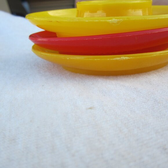 RETRO LOOK EGG CUPS, SET OF 4, YELLOW & RED, PLASTIC DESIGN - Picture 2 of 7
